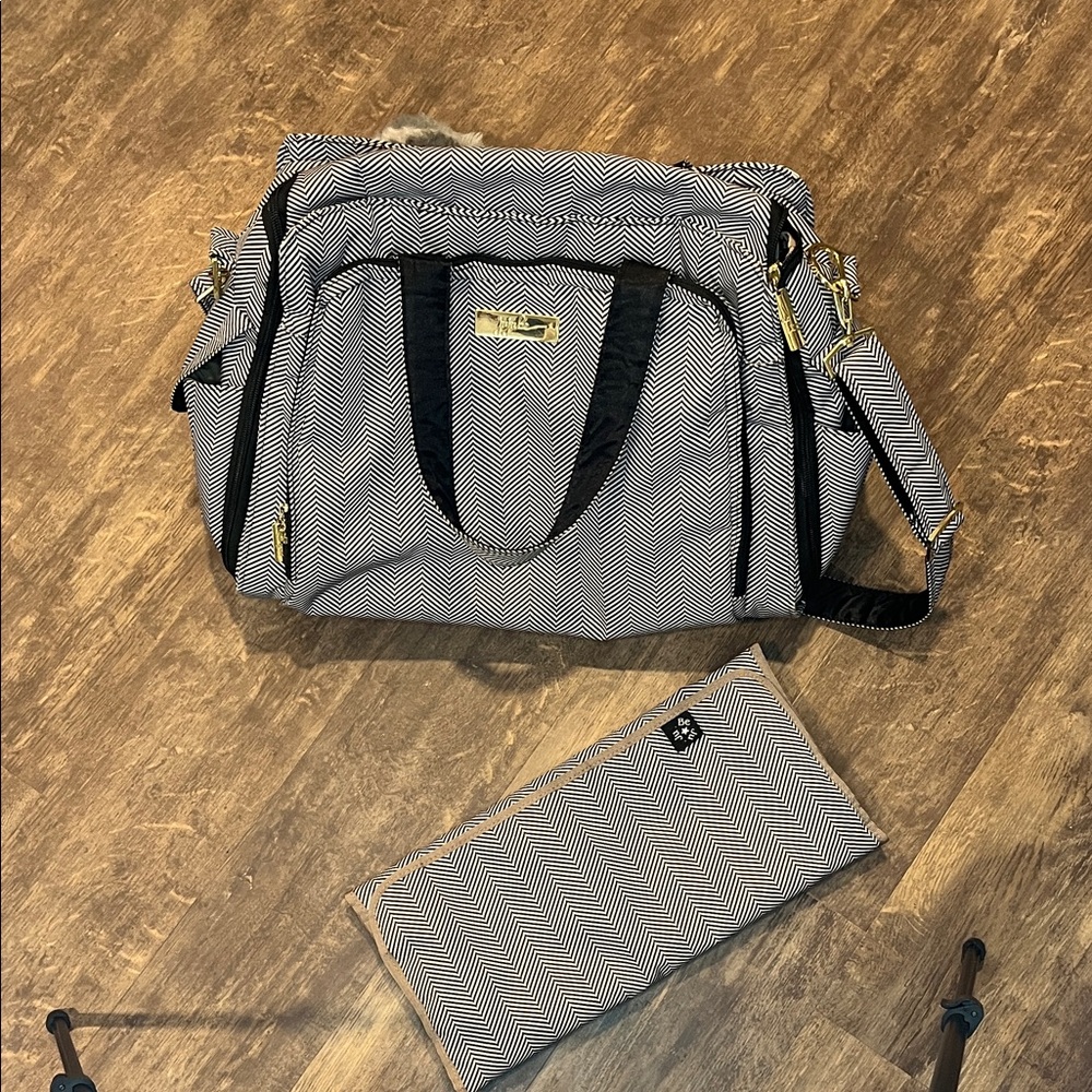 Ju-Ju-Be Black and White Baby Bag